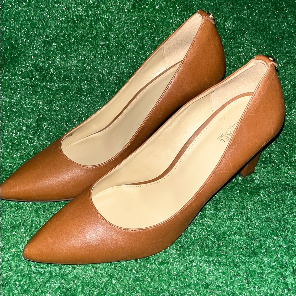 Michael Kors tan leather  heel pump with gold accent 9.5M